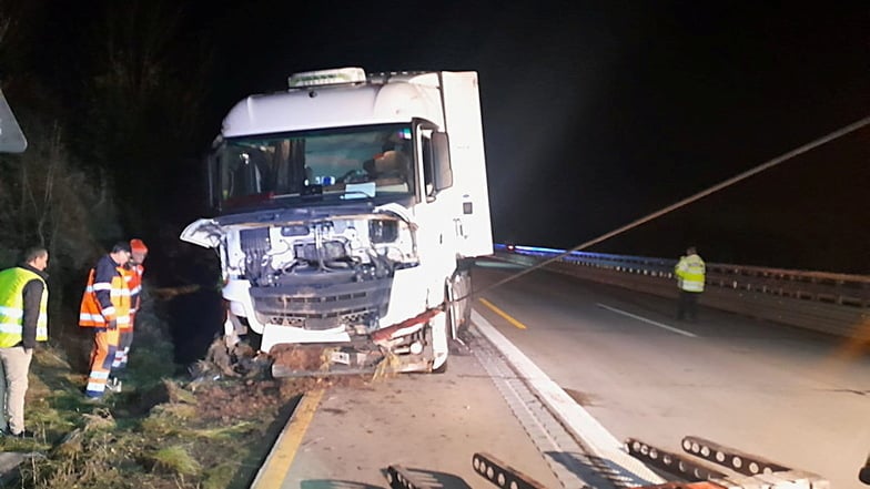 Gegen 16 Uhr am Dienstag krachte ein Gemüse-Lkw aus Spanien in die Leitplanken. Die Autobahn war bis zum Abend gesperrt.