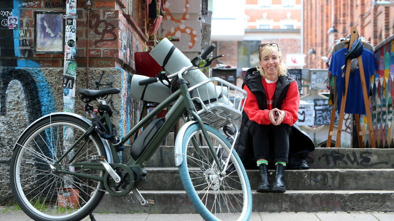 Carla Senf betreibt in Leipzig zwei Studios für spezielle Fitnesskurse, sogenanntes Barre-Workout. Fürs Pendeln zwischen Arbeit und Zuhause hat die 42-Jährige ein E-Bike-Abo abgeschlossen.