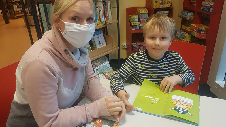 Friederike Trepte und ihr Sohn Maximilian nutzten den Freitag, um sich sicherheitshalber in der Bibliothek in Cotta mit Kinderbüchern einzudecken.