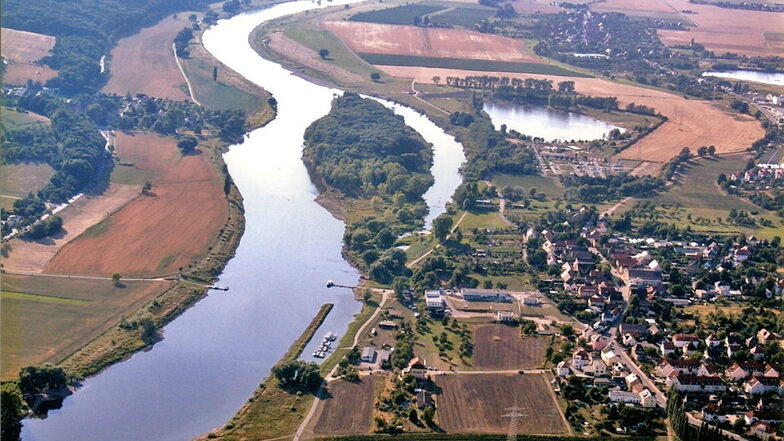 Die Luftaufnahme zeigt den Lauf der Elbe am Coswiger Ortsteil Kötitz und der Insel Gauernitz vorbei. Oberhalb des Badesees Kötitz liegt landeinwärts der Ortsteil Brockwitz, der immer wieder stark von Hochwasser betroffen ist.