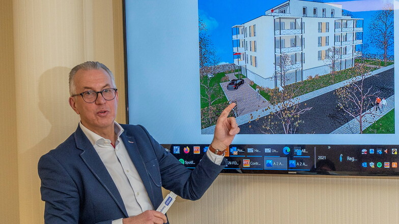 Firmenchef Henry Wendt erklärt am Monitor sein Projekt für ein "Wohlfühlhaus" in Gröditz, in dem auch an die Zukunft der Automobile gedacht wurde.
