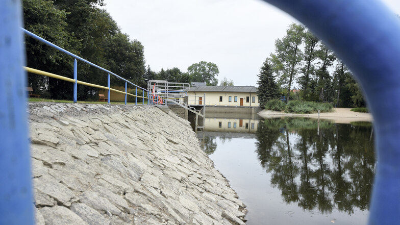 Noch ist der Badesee in Goltzscha nicht komplett mit Wasser gefüllt. Das Baden aber ist schon wieder möglich. Die Gemeinde hatte das Wasser zuletzt ablassen müssen, weil sich Blaualgen auszubreiten drohten.
