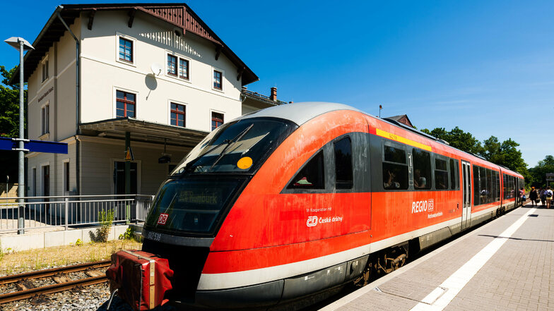Nationalparkbahn im Bahnhof Sebnitz: Von hier aus fahren die Züge nur über die Grenze nach Rumburk.