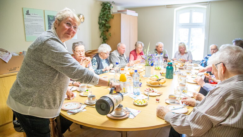 Einmal im Monat treffen sich 14 Senioren mit Ilona Göder (stehend) zum gemeinsamen Frühstück im Bürgerhaus Kollm.