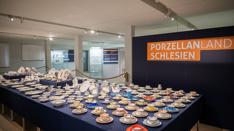 Ein 14 Quadratmeter großer Tisch mit Porzellan aus Schlesien ist das Herzstück der neuen Ausstellung im Schönhof.