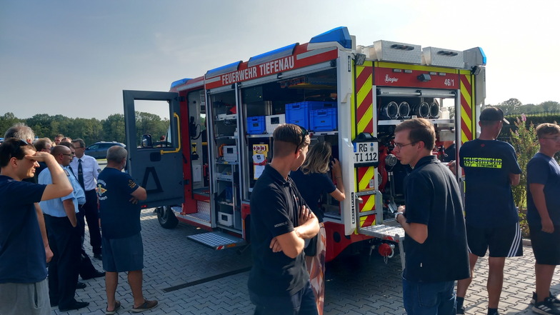 Auf dem neuen Fahrzeug sind viele neue Geräte darauf, mit denen sich die hiesigen Kameraden erst noch vertraut machen müssen.