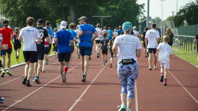 Rund 800 Teilnehmerinnen und Teilnehmer sind beim dritten Sonnenblumenlauf in Dresden dabei - und sammeln weit über 10.000 Euro an Spenden ein.