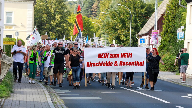 Etwa 450 Menschen protestierten am Sonnabendnachmittag gegen das geplante Asylbewerberheim in der Hirschfelder Ortslage Rosenthal.