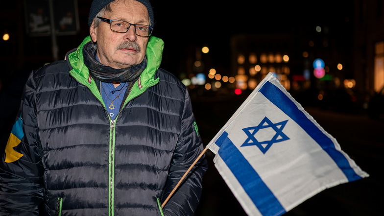 Diedrich Immer, Pfarrer i. R. aus Görlitz, besucht das Pogromgedenken diesmal mit Israel-Flagge: "Hier zu sein ist für mich selbstverständlich. Es geht um die Existenzberechtigung Israels. Israel muss bleiben!"