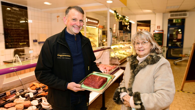 Fleischermeister Henry Engemann im Gespräch mit Monika Wenzel, die mehr über die Herkunft des Fleisches wissen will.