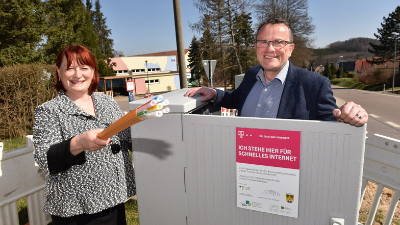 Oberbürgermeisterin Kerstin Körner (CDU) und Steffen Protze, der Ausbaukoordinator der Telekom, stehen hier in Reichstädt am Verteilerkasten für das schnelle Glasfasernetz.