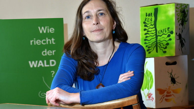 Waldpädagogin Claudia Scharf bereitet das nächste Projekt vor, ein Achtsamkeits-Training.