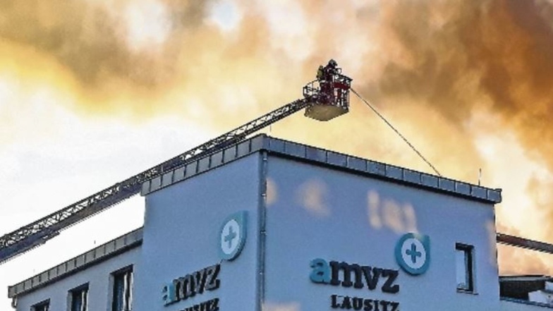 Eine dunkle Rauchsäule stand kurz nach 6.30 Uhr über dem Gebäude des Augen-Medizinischen Versorgungszentrums im Hoyerswerdaer WK I.