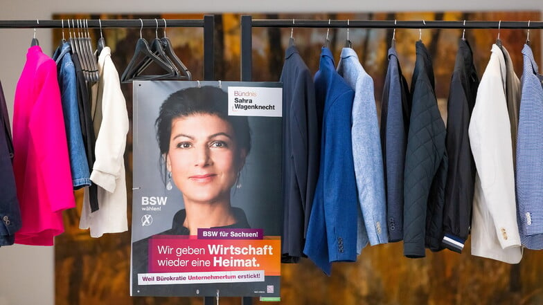 Sahra Wagenknecht war zwar nicht persönlich in Dresden aber auf Plakaten omnipräsent selbst an der Garderobe zur Wahlparty.