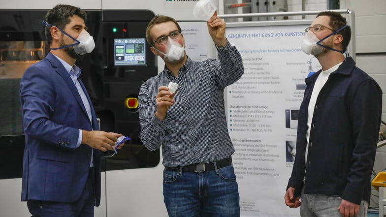 O-Mask - Die Atemschutzmaske aus der Oberlausitz. Sebastian Scholz (links) und Sepp Härtel (rechts) lassen sich das innovative Produkt erklären.