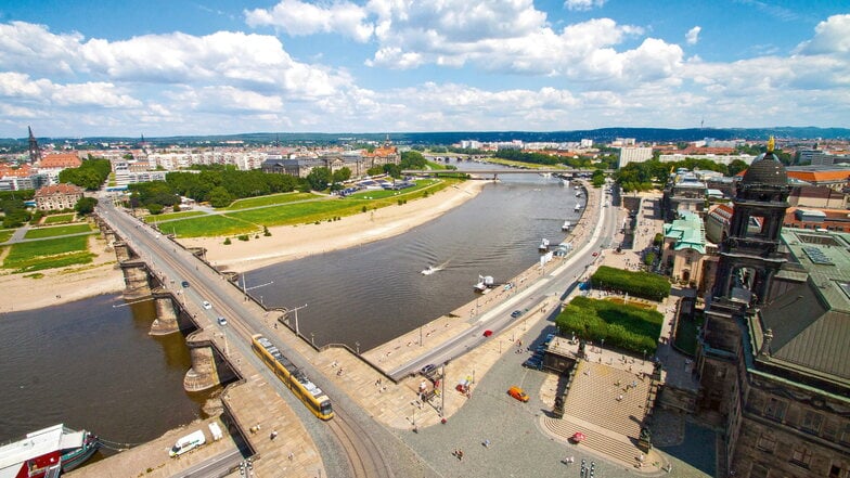 Die heutige Augustusbrücke in Dresden überspannt seit mehr als 100 Jahren die Elbe. Am 30. August 1910 wurde sie als Friedrich-August-Brücke feierlich eingeweiht. Ihr Vorgänger war von 1907 bis 1908 abgebrochen worden.