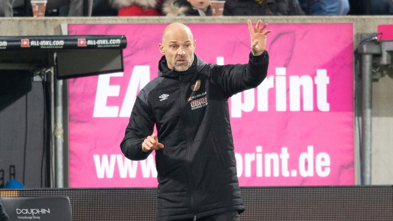 Er erreiche die Mannschaft weiterhin, sagt Alexander Schmidt. Die Mechanismen des Geschäfts kennt aber auch Dynamos Trainer.