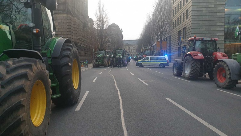 In der Wigardstraße sammelten sich Landwirte mit ihren Traktoren.