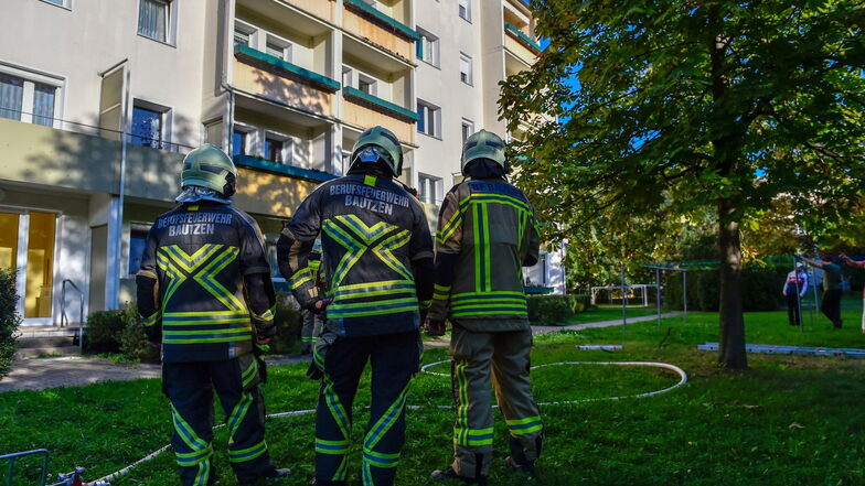 Die Kameraden der Feuerwehren aus Bautzen und Umgebung mussten am Freitagnachmittag eine Reihe von brennenden Blumenkästen löschen.