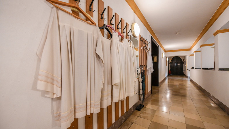 Weiße Leinengewänder hängen im Pallottiner-Missionshauses Limburg: Sie gehören zur liturgischen Ausstattung der Patres während einer Messe.