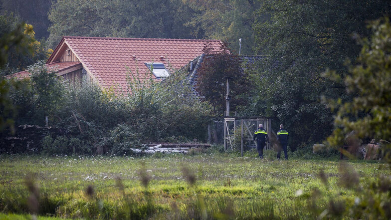 Polizisten gehen am 16. Oktober 2016 auf Spurensuche zu dem abgelegenen Hof, in dessen Keller eine Familie jahrelang gehaust haben soll.