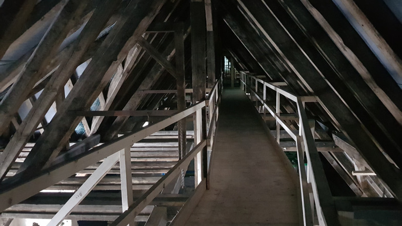 Aus Gründen des Arbeitsschutzes musste dieser Holzsteg auf 190 Metern Länge im Dachboden errichtet werden. „Die Zimmerer haben ausgezeichnete Arbeit geleistet“, so lautet die Einschätzung von Bürgermeister Frank Lehmann.