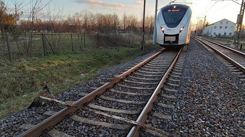 Unbekannte legten am Wochenende unter anderem ein Verkehrsschild auf die Gleise am Gröditzer Bahnhof. Der Lokführer verhinderte mit einer Bremsung Schlimmeres.