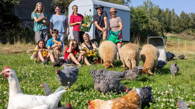 Gemeinsam auf Hof und Feld: Die Hofkinder Sabina, Jonas und Arian mit Ernteteilerin Denise (unten v.l.) sowie FÖJlerin Laura, Clarissa Georgy, Elke Ehrhardt, André Türk und Gabriele Müller.