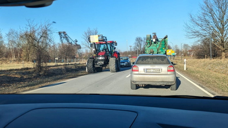 Am Mittwochmittag blockierten Bauern den Kreisverkehr an der B 99 in Görlitz-Hagenwerder. Das hatte auch Auswirkungen auf den Schienenersatzverkehr zwischen Görlitz und Zittau.
