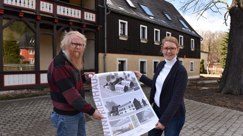 Das wird das neue Winfriedhaus. Verwaltungsleiter Stefan Reinhardt und Daniela Pscheida-Überreiter, die Leiterin der Jugendseelsorge, mit der Planskizze für den Um- und Neubau.