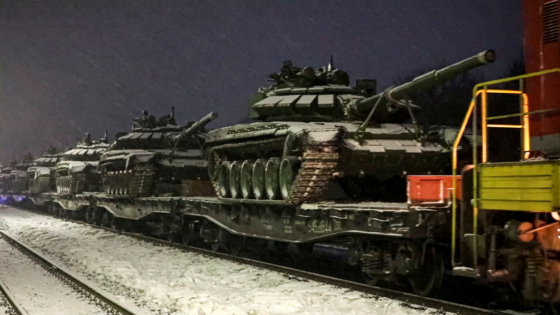 Dieses vom Pressedienst des russischen Verteidigungsministeriums veröffentlichen Foto zeigt Panzer der russischen Armee