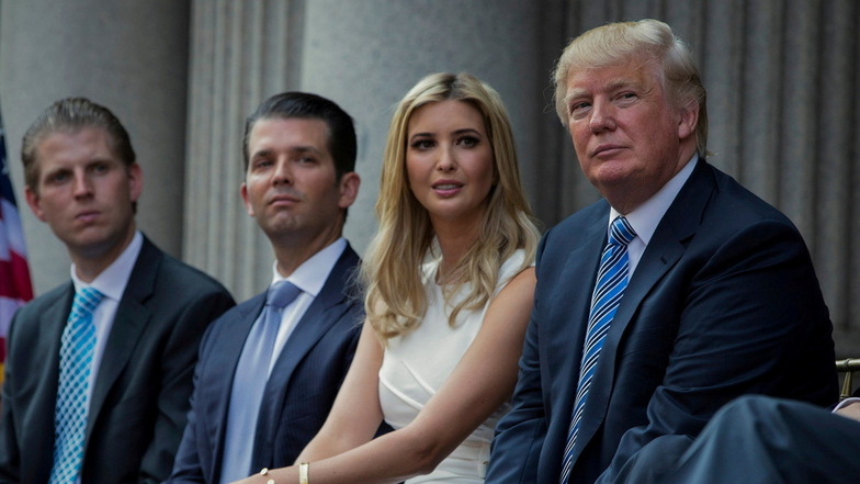 Der frühere US-Präsident Donald Trump (r) sitzt mit seinen Kindern Eric Trump (l-r), Donald Trump Jr. und Ivanka Trump.