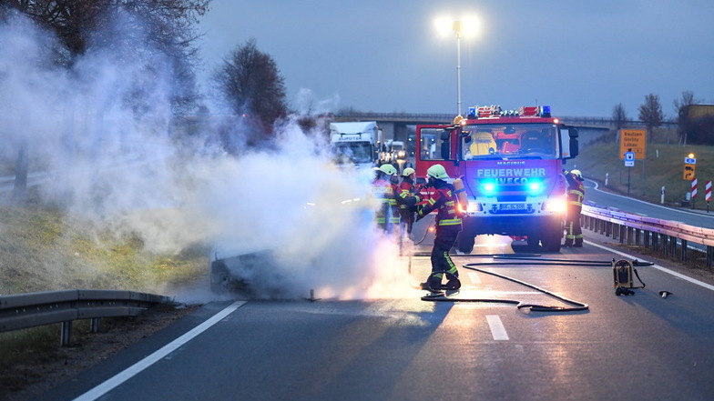 Feuerwehr löscht brennenden Audi in Löbau