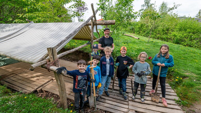 Die Kinder des Hortes in Technitz lieben es, unter Anleitung von Hortleiter Michael Ritter im weitläufigen Außengelände Buden zu bauen. Ein Aussichtspunkt ist das neueste Projekt.