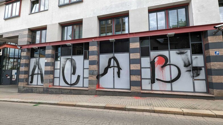 Das Polizeirevier in Leipzig-Connewitz wurde in der Nacht zu Freitag mit Graffiti besprüht.