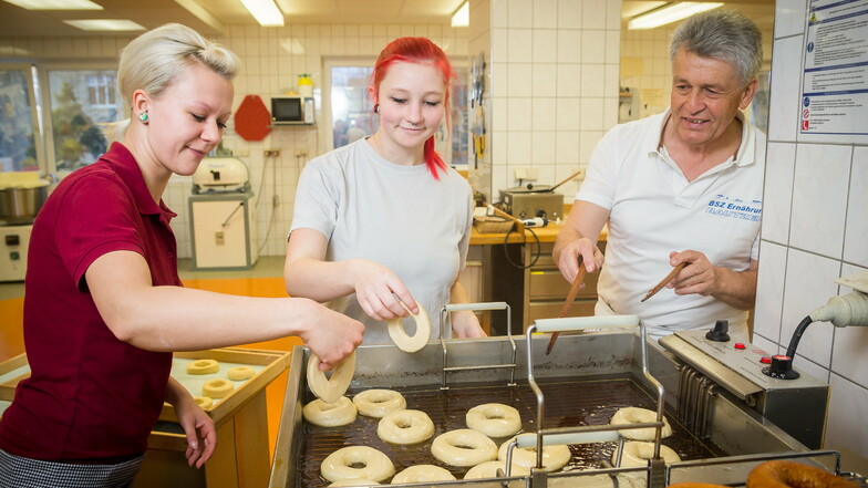 Solche Bilder von der Bäckerausbildung wird es ab Herbst 2021 im Beruflichen Schulzentrum Bautzen nicht mehr geben. Die Bäckerlehre findet dann in Görlitz statt, in Bautzen sollen künftig mehr Techniker lernen.