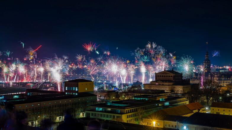 Was für ein Anblick: Mit viel Pyrotechnik begrüßten die Dresdner das neue Jahr.