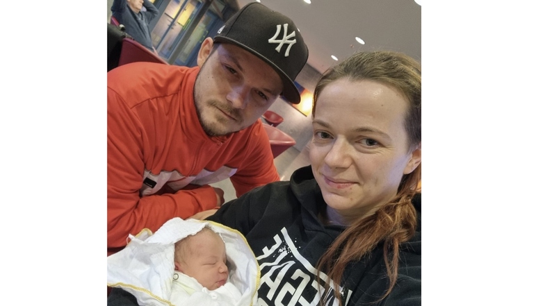 Die kleine Vivi kam als erstes Dresdner Kind 2022 zur Welt, mit ihren Eltern Franziska und Patrick.