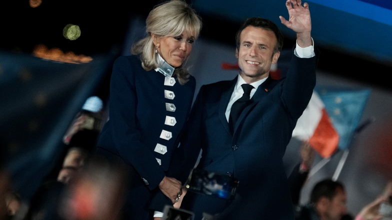 Emmanuel Macron und seine Frau Brigitte feierten die Wiederwahl am Sonntagabend unter dem Eifelturm mit Tausenden Anhängern.