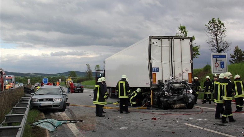 Zu einem tödlichen Unfall kam es am Samstagnachmittag auf der Autobahn A 4 kurz vor der Abfahrt Niederseifersdorf in Fahrtrichtung Görlitz.