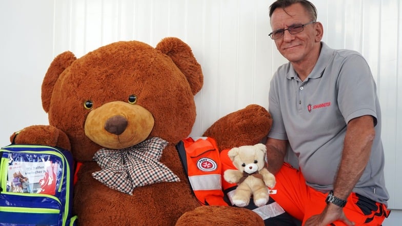 Der Mann ist Notfallseelsorger Stephan Kays, der Teddy das Maskottchen der Helfer - und noch ohne Namen.