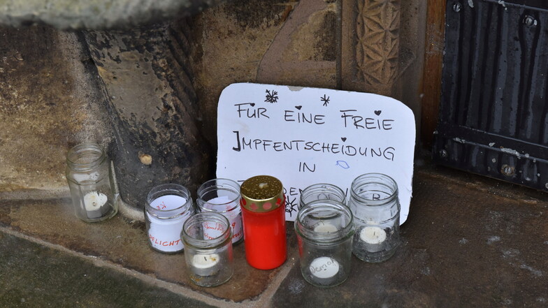 Auch in Dippoldiswalde wurde gegen eine mögliche Impfpflicht protestiert - mit Kerzen, Grablichtern und Plakaten an der Rathauspforte.
