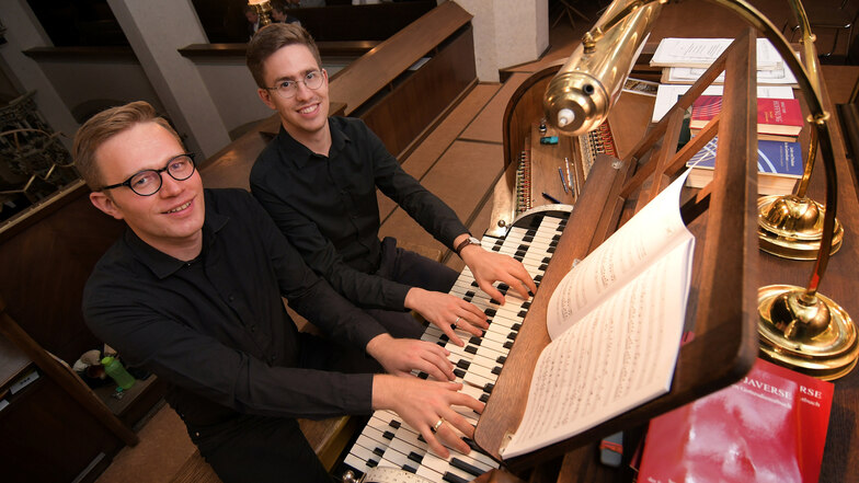 Kantor Markus Häntzschel (links) und sein Gast Florian Mauersberger ließen die Orgel in der Nikolaikirche erklingen.