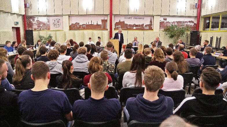 In der Aula der Gröditzer Oberschule Siegfried Richter ist am Donnerstag über Stadtpolitik diskutiert worden.