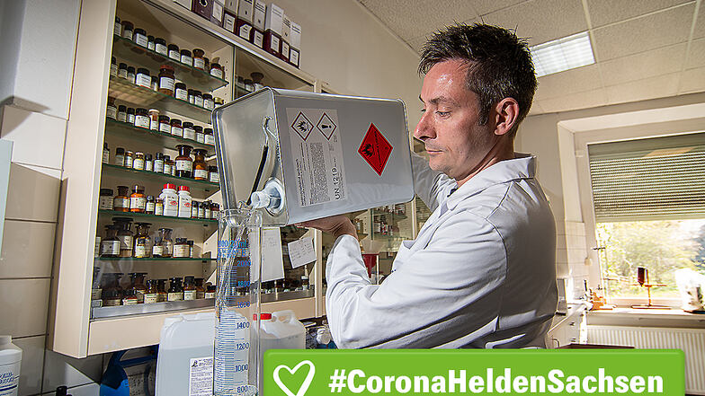 Sebastian Michael füllt in seiner Apotheke am Waldheimer Obermarkt Isopropylalkohol in einen Messzylinder. Das benötigt er für die Herstellung von Desinfektionsmittel.