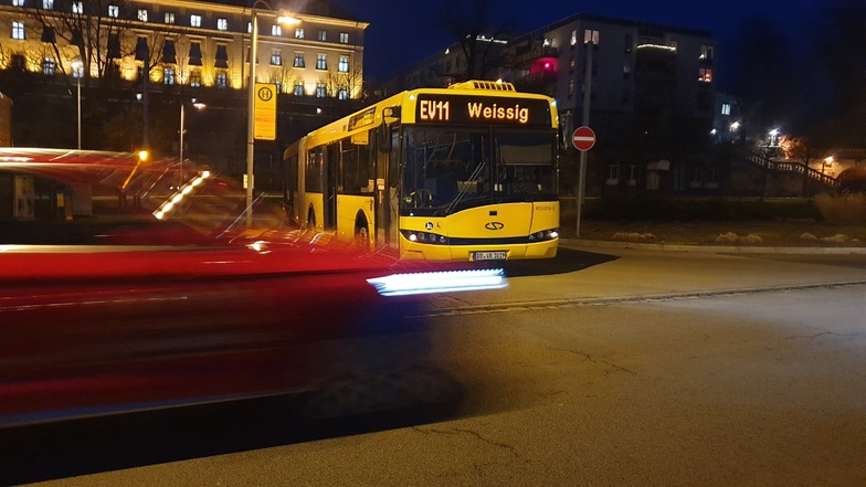Die Busse sind das Fahrgast-Nadelöhr auf der Strecke der Straßenbahnlinie 11.
