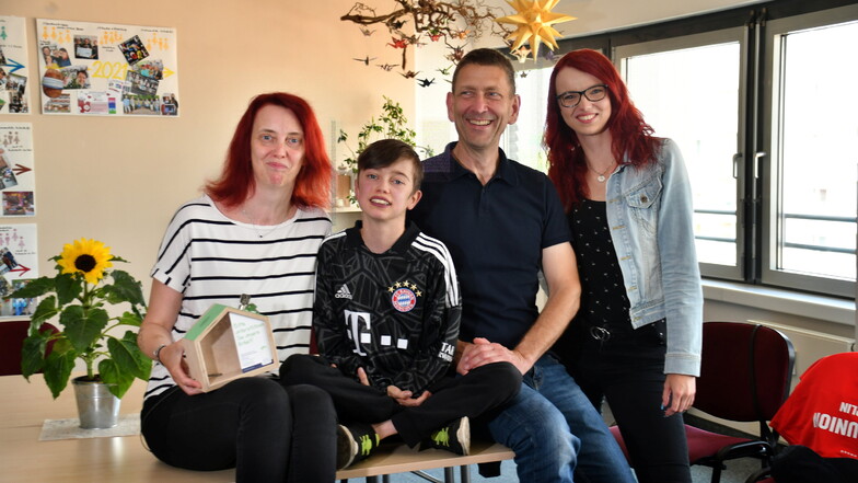 Im Ambulanten Kinder- und Jugendhospizdienst Dresden sind Max Maniera (16) mit seiner Mutter Jeanette Maniera, seiner Schwester Anni Hartmann und dem Ehrenamtler Wolfgang Klee zu Besuch.