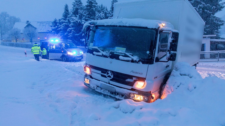 Auf der B 95 in Schönfeld ist ein LKW in einen Schneeberg gerutscht. Der Fahrer blieb unverletzt.