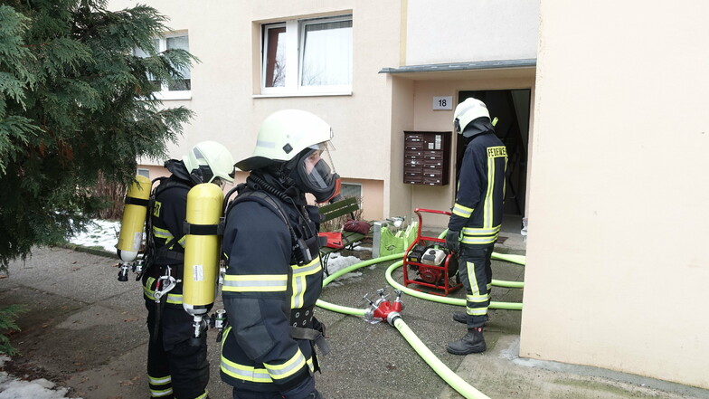 in einer Erdgeschosswohnung an der Vyskover Straße war ein Feuer ausgebrochen. Die Feuerwehr hat nach dem Ablöschen mit einem Gebläse das Treppenhaus und die Wohnung belüftet.