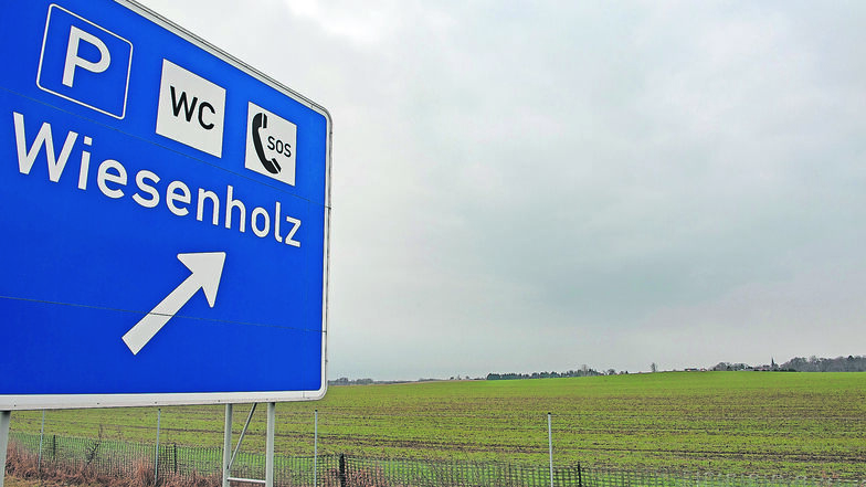 Hinter dem Autobahnparkplatz Wiesenholz soll ein Solarpark entstehen. Der Schönfelder Gemeinderat stimmte dem Bau jetzt mit einer knappen Mehrheit zu.